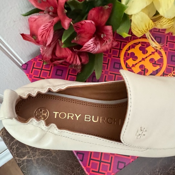 TORY BURCH “KIRA” CREAM COLOR LOAFER NEW in BOX & TB SHOE BAG - Picture 3 of 16